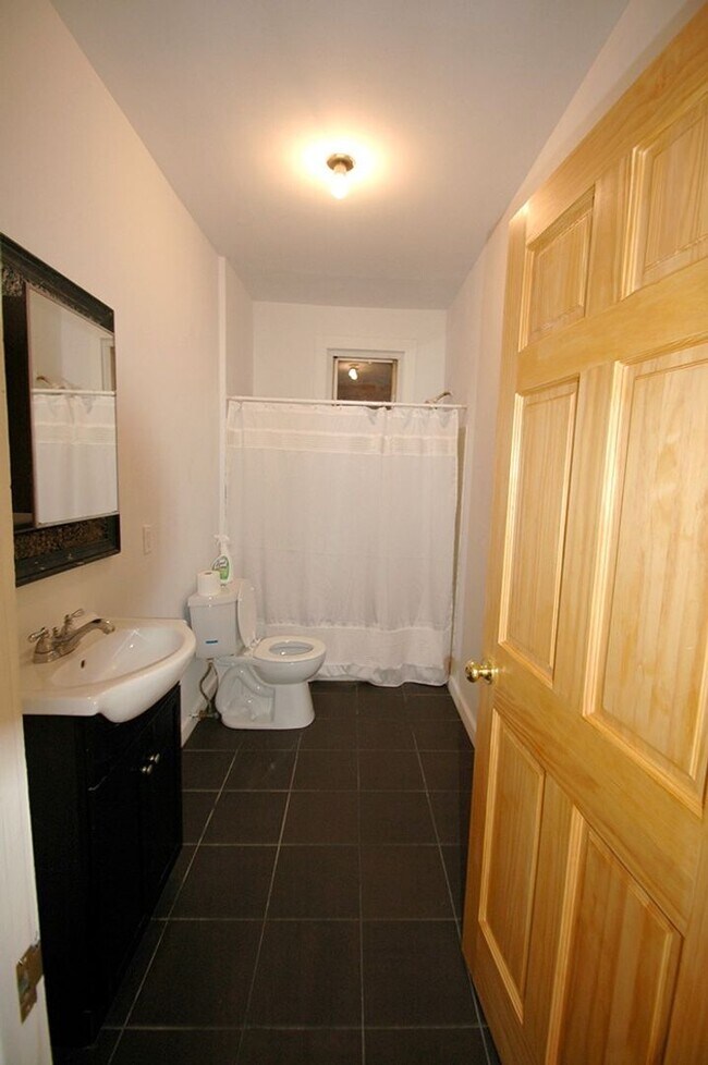 Photo - Remodeled 2BR in Victorian | Oversized Living & Dining | Walk to Yale | Massive Walk-In Closet Unidad 1