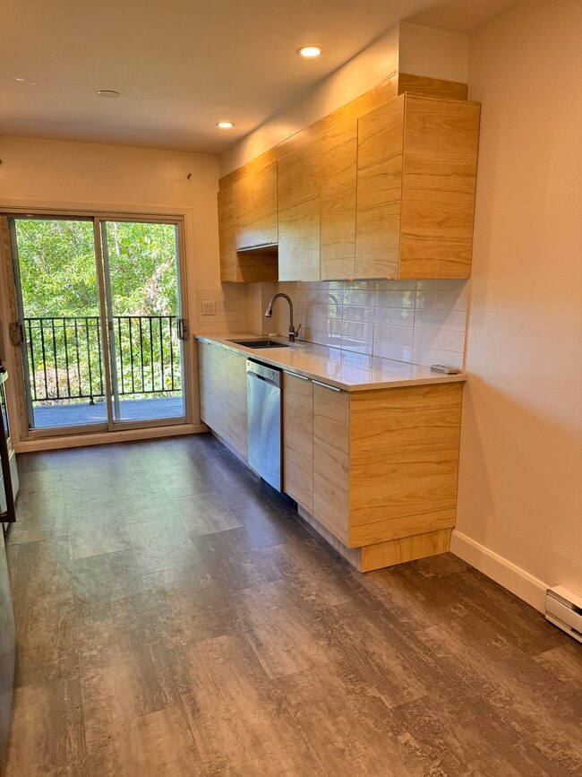 Photo - 5400 Av Connaught Unit Large, bright 3 bedroom