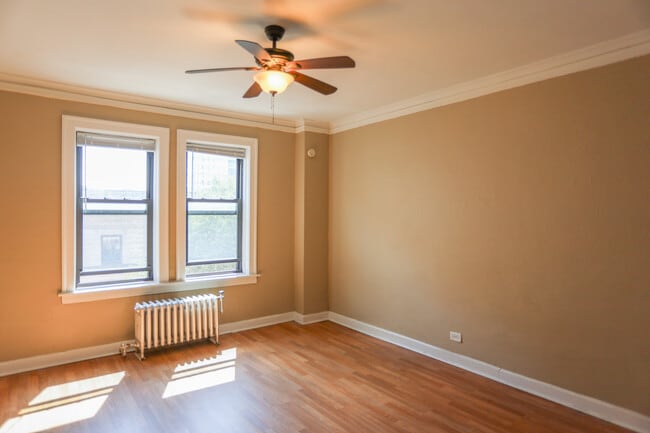 Building Photo - 920 W Eastwood Ave Unit #502