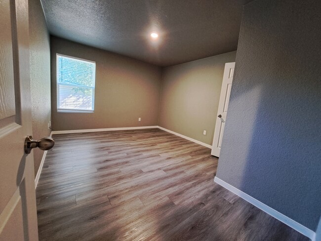 Photo - 209 W Robin Ln