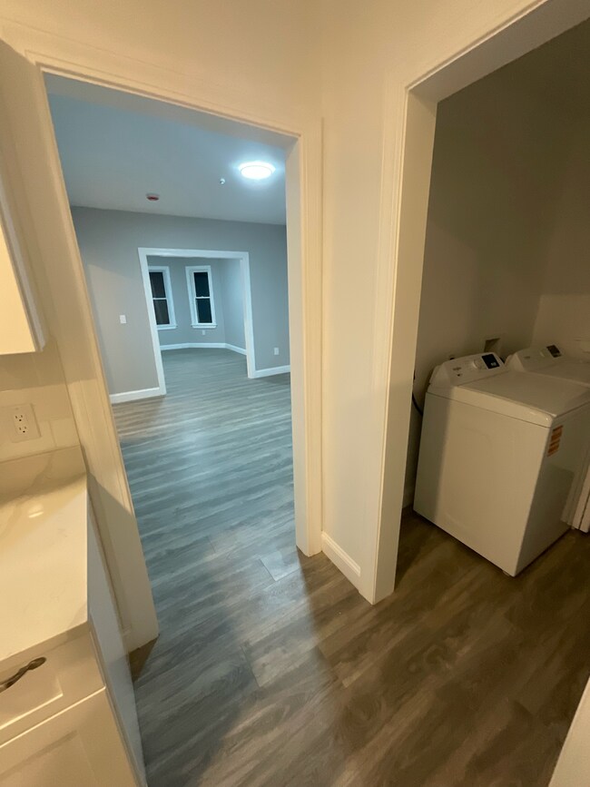 Cocina con vista al lavadero, comedor y sala de estar. - 52 Woolson St