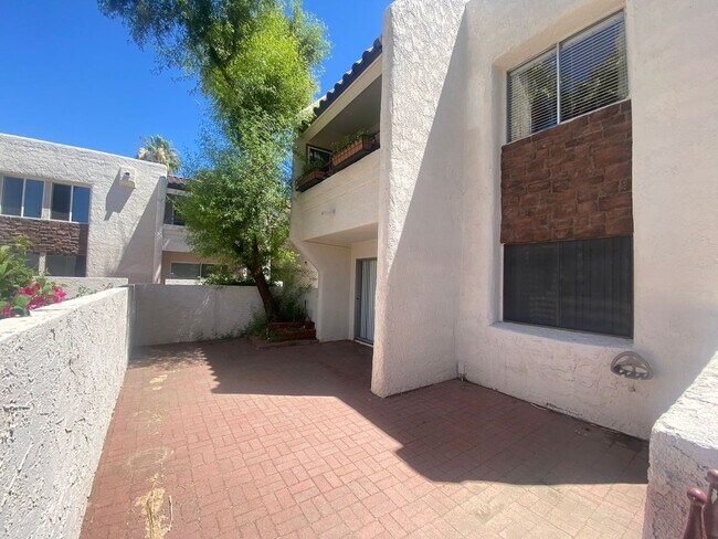 Building Photo - Scottsdale Studio Apartment Unit Q110
