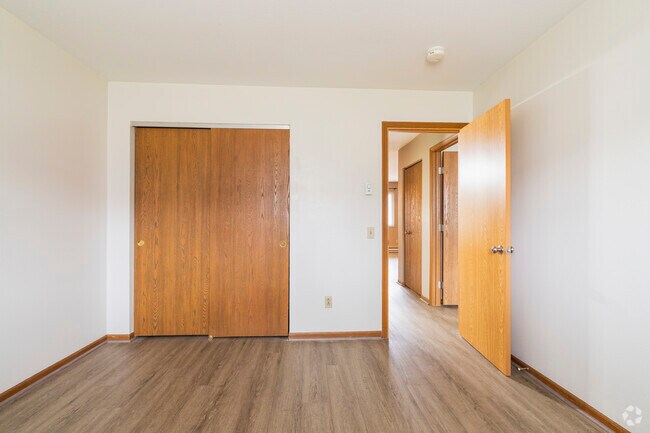 2BR, 1BA - 900SF - Primary Bedroom