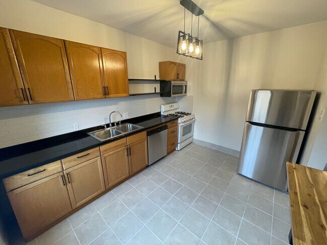 Photo - 3 Unit Apartment Building in the Heart of the Bellevue area of Pittsburgh Unit Apt 2