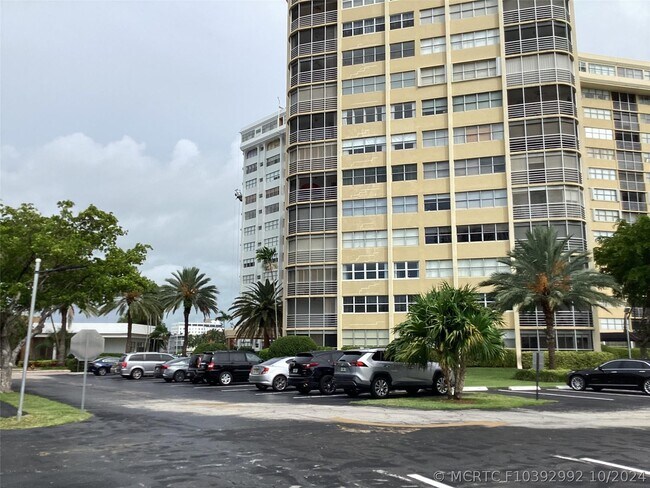 Building Photo - 100 Golden Isles Dr Unit 4-414