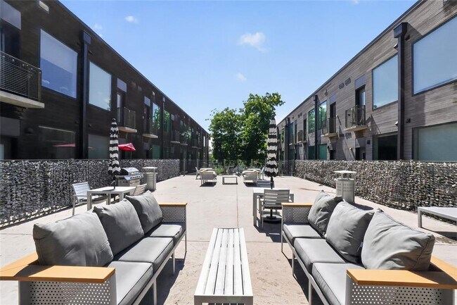 1800 E 4th St Unit 202
