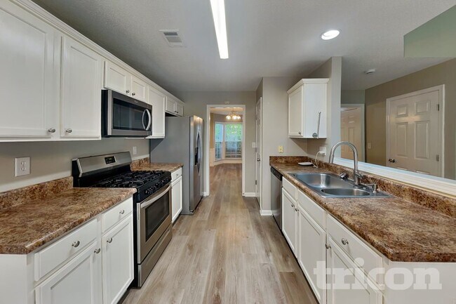 Photo - 411 Yarrow Way