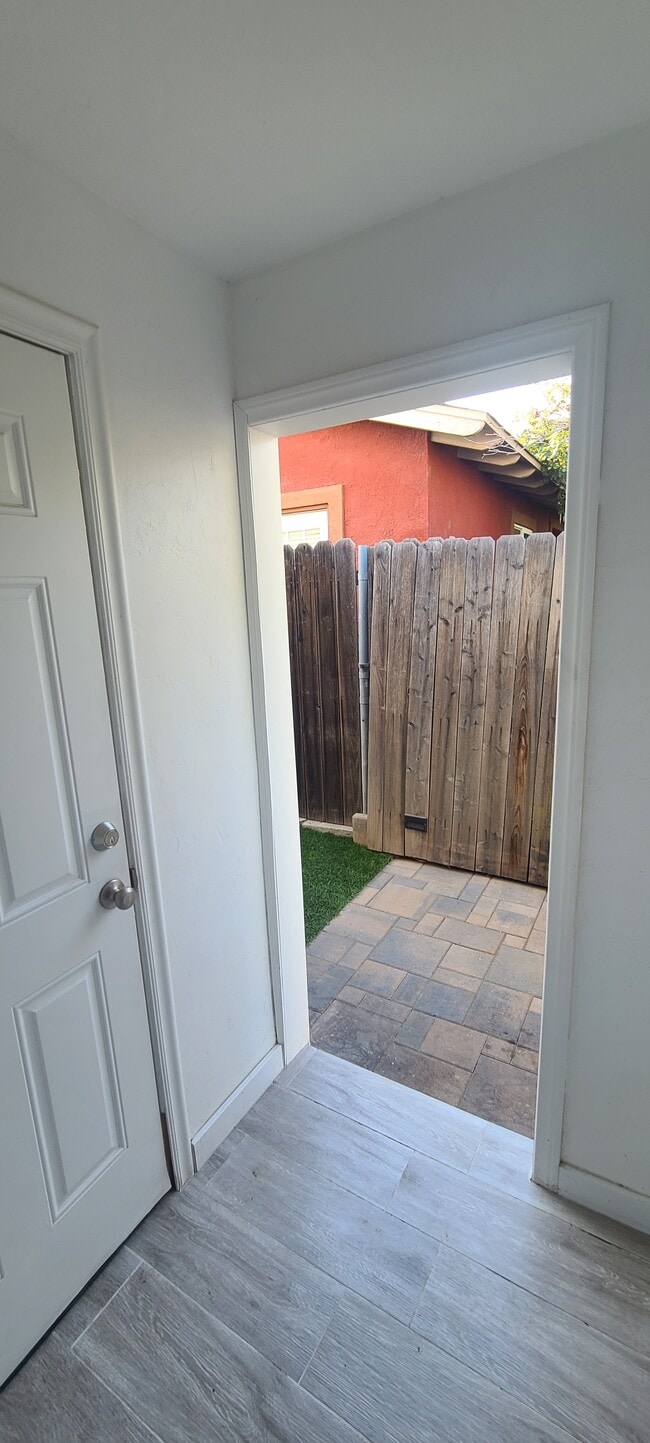 Vesitbule - 909 Begonia St Unit 1