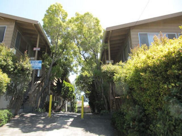 Building Photo - This is a nice two-bedroom apartment, with... Unit 1A
