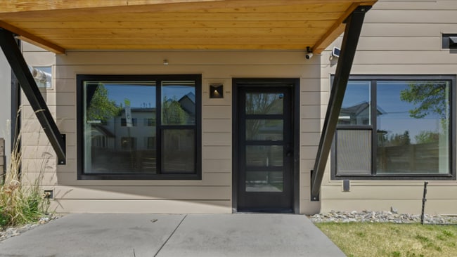 Building Photo - 1010 E 7th St