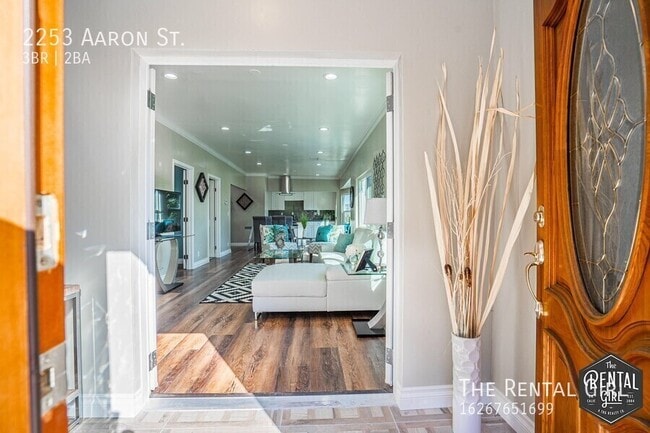 Photo - 2253 Aaron St
