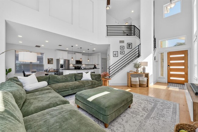 Building Photo - 2206 Hermia St Unit 33