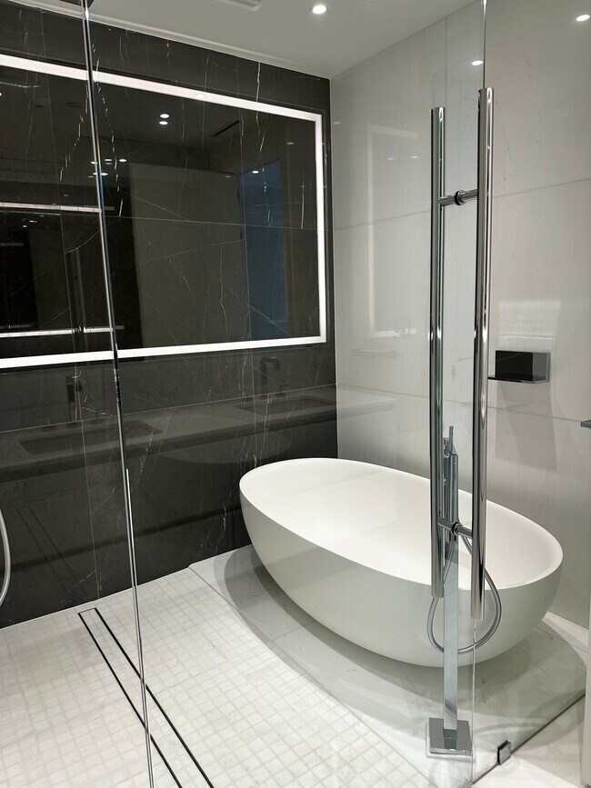 Photo - 460 NE 28th St