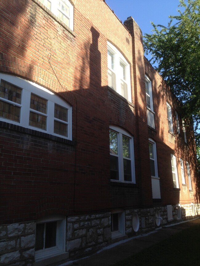 Rear of building - 5033 Devonshire Ave Unit 1E