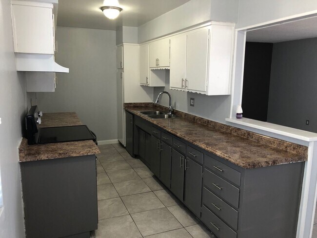 Photo - $2,095 - Spacious 2 Bedroom and 1 Bath in ... Unit 06