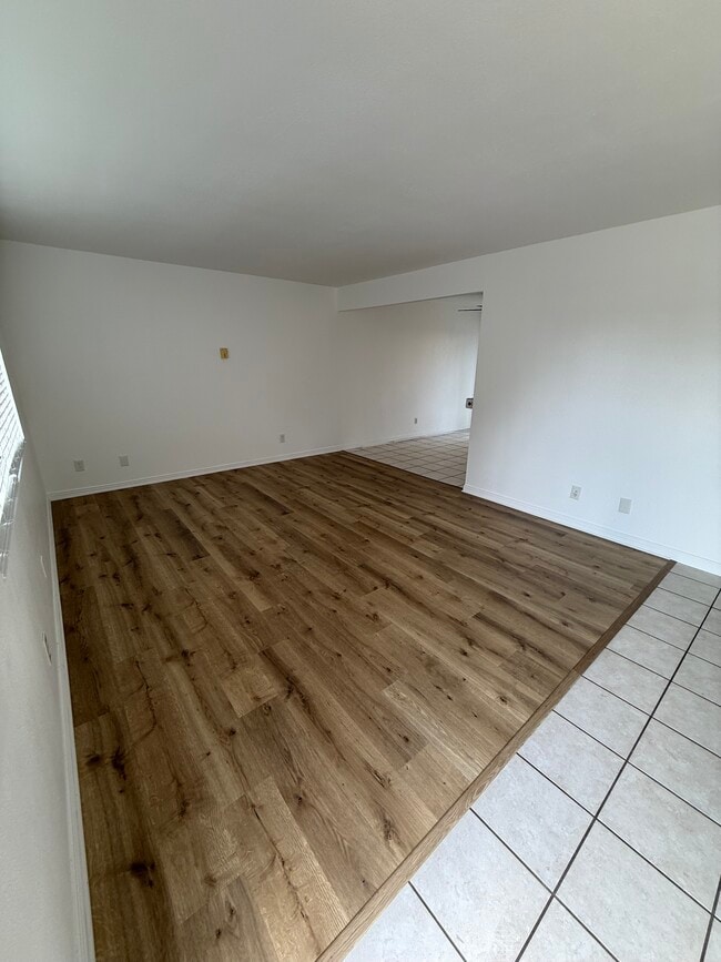 Photo - 4956 Howard St Unidad 4954