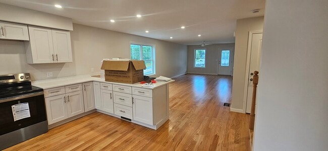 Photo - 719 Putnam Pike