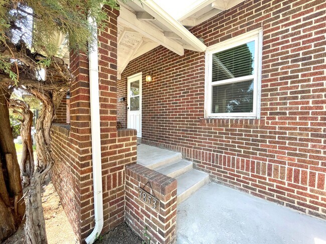 Photo - 3853 Julian St