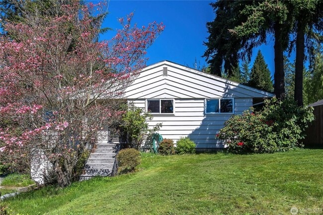 Building Photo - 3 Bedroom 1.75 bathroom home in Mukilteo w...