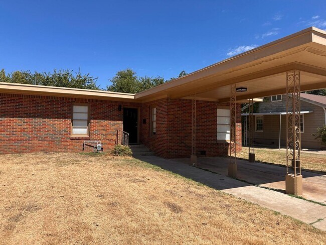 Photo - 1015 Ave K