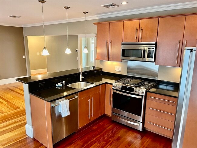 Building Photo - 22 Clarendon Ave Unit 2