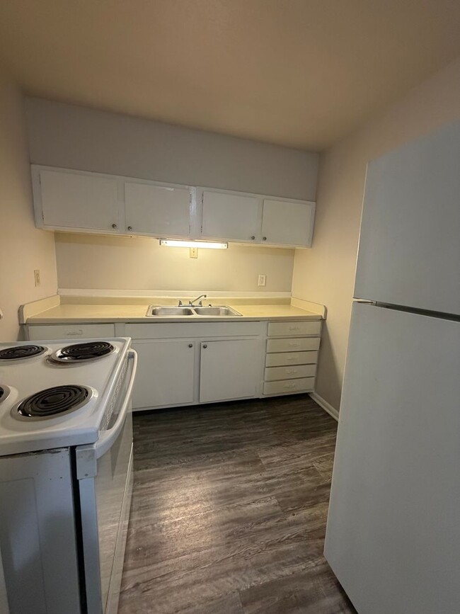 Photo - Spacious 1–3 Bedroom Apartments in South Louisville | Cedar Chase Unit 402