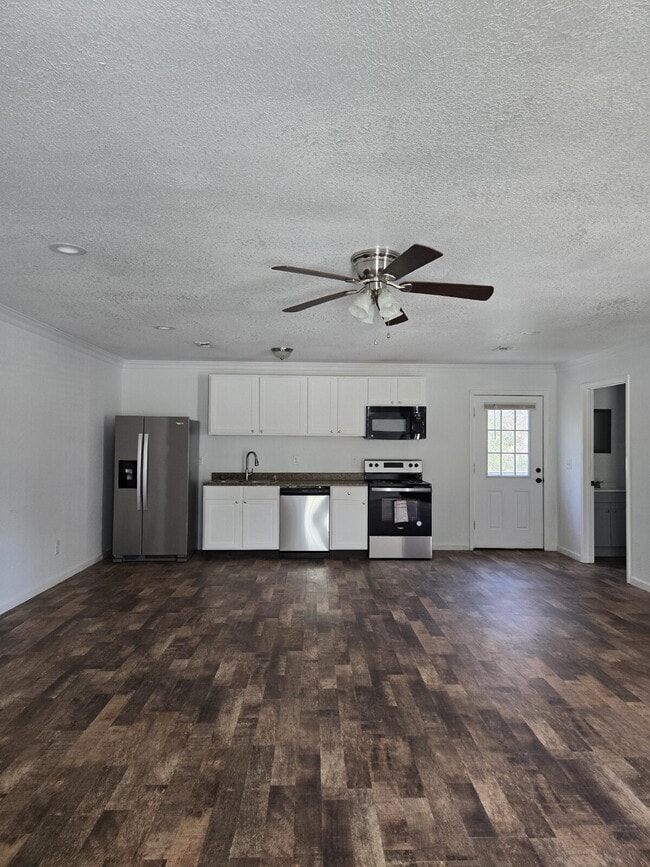 Oversized ONE Bedroom *HALF OFF YOUR FIRST MONTH*