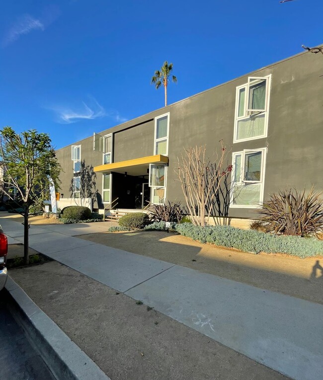 Building Photo - 7347 Haskell Ave Rental