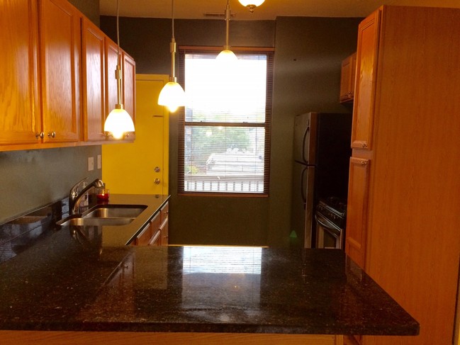 Building Photo - 1952 W George St Unit 2