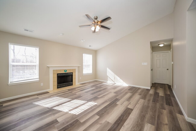 Photo - 957 Country Ln