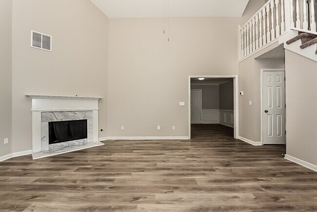 Photo - 611 Longstreet Ln