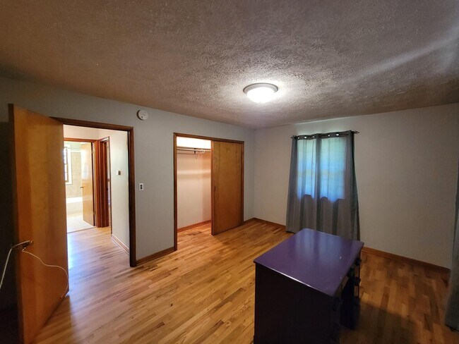 Photo - 3 bedroom house 1.5 bathroom