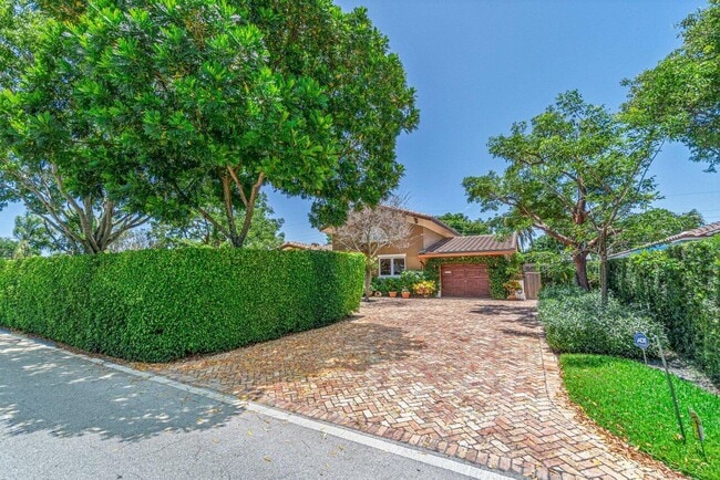 Photo - 870 NW 7th St