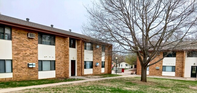 Fieldcrest Exterior - Fieldcrest Apartments