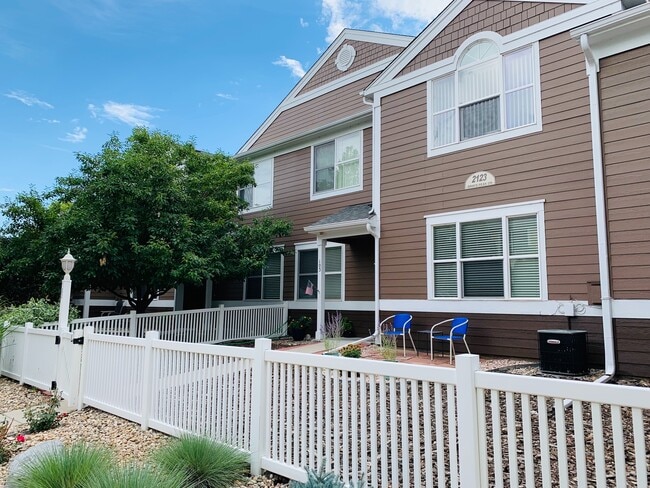 Building Photo - Beautiful 2 bed, 2 bath condo with 1 car garage and easy access to I-25 Unit 103