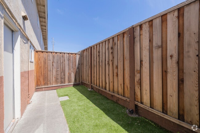 1BR, 1BA - 480 SF - Patio