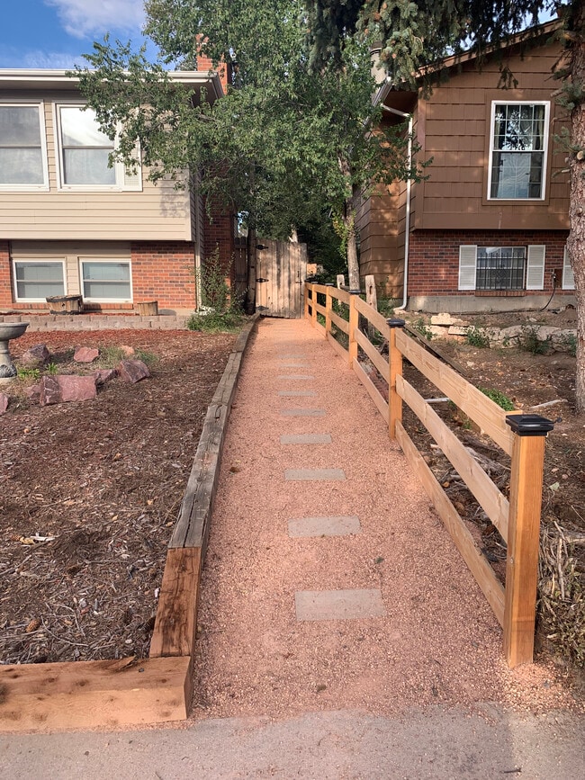 Sendero privado para caminar a la derecha de la casa. - 5170 Saddle Dr Unidad Studio by UCCS