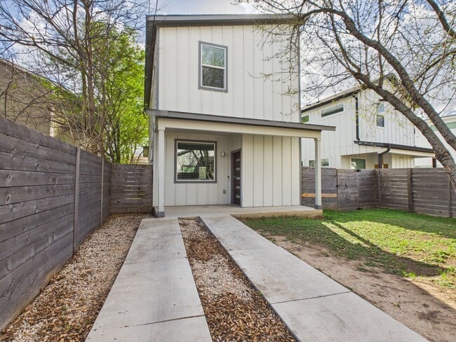 Building Photo - Modern Freestanding Condo with Private Yard Near Downtown Austin