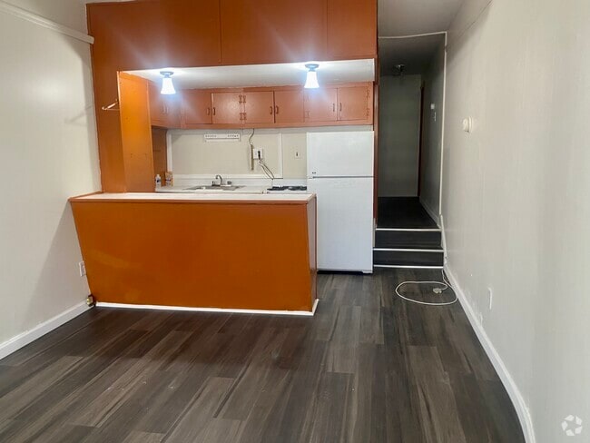 Building Photo - 915 N 66th St Unit 1 - 1st Floor Rental