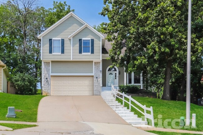 Building Photo - 302 E 123rd Terrace