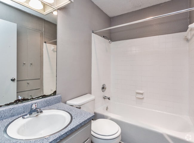 STUDIO 1BR, 1BA - 525SF Bathroom
