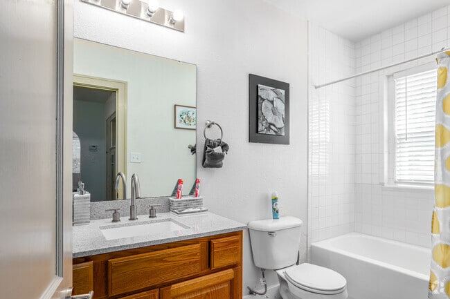 Traditional Studio Apartment - 440SF - Bathroom