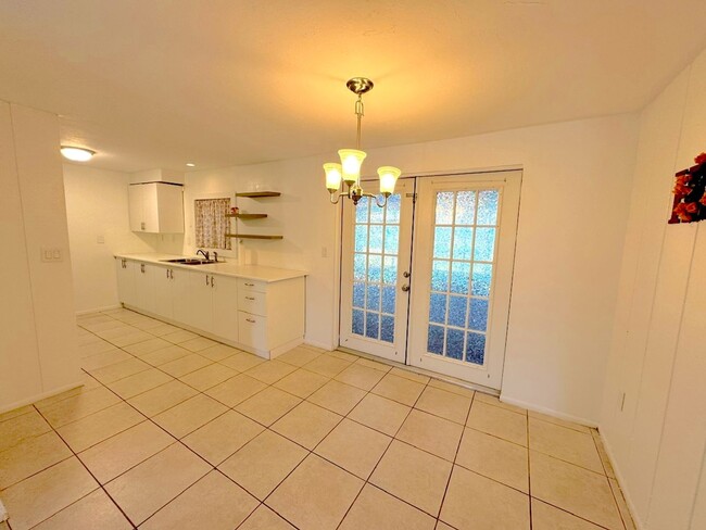 Photo - Spacious 2-Bed/2-Bath + Bonus Room Home for Rent in Bradenton, FL!