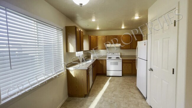 Kitchen - 524 2nd Avenue West