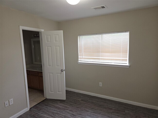 Building Photo - 10015 Wiloak St Unit B