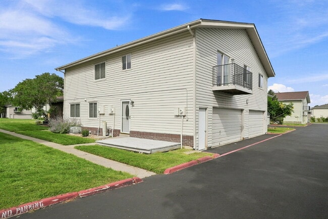 Building Photo - $1,945.95 with $300 Off the first month's rent, 2 Beds - 1 Bath, Single Family Home in Lakewood w... Unit #100