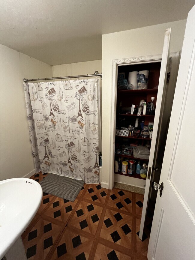 Huge 6 Bed 2 Bath close to UWEC