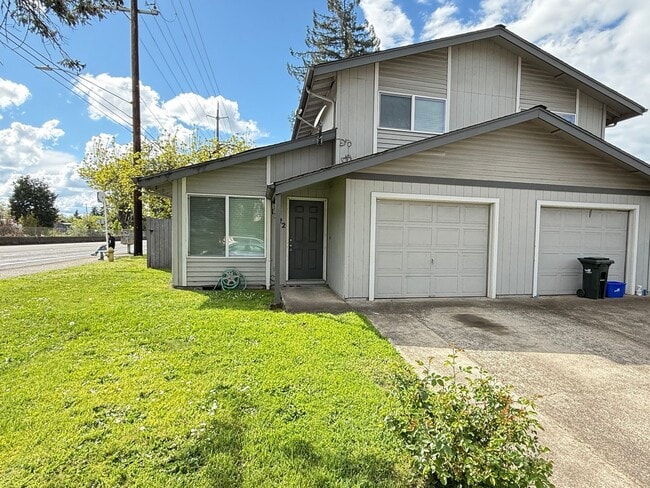 Building Photo - Updated 2 bedroom 1.5 bathroom duplex!