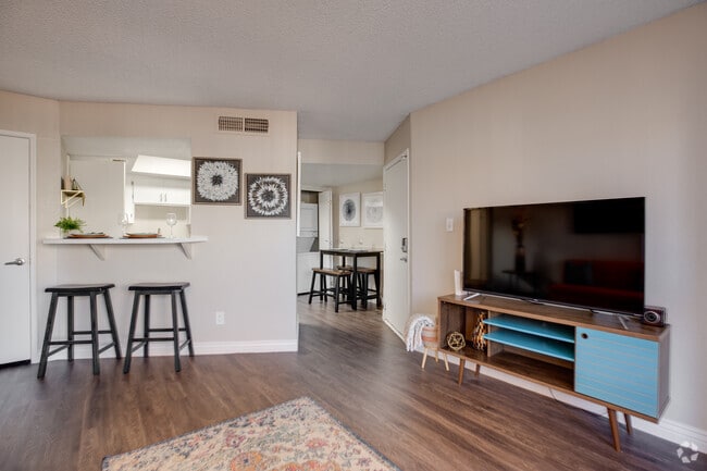2BR, 2BA - 822 SF