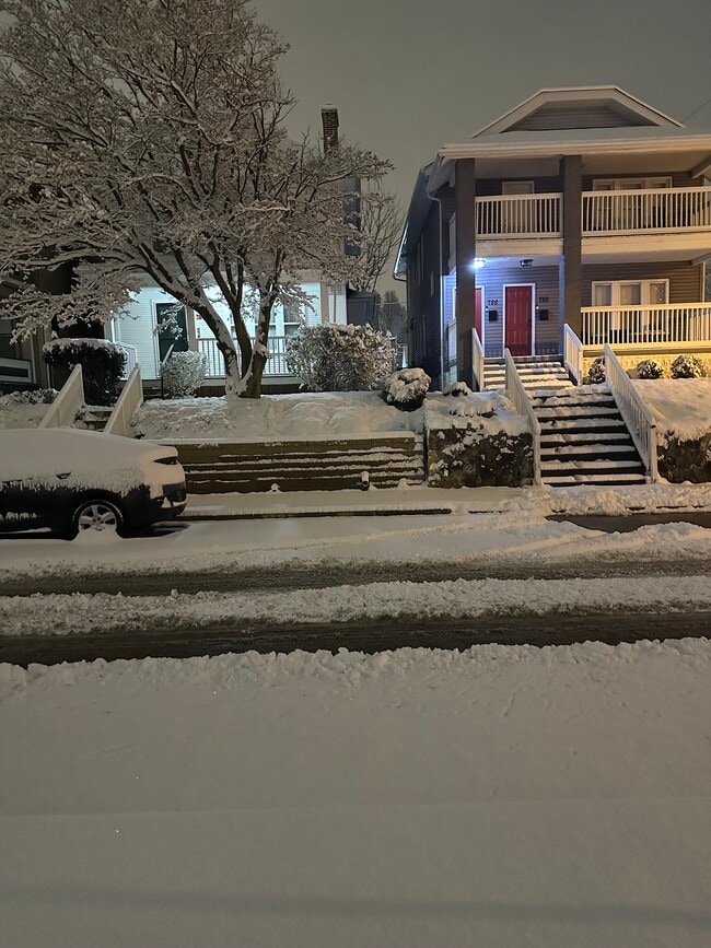 Photo - 784 Carpenter St